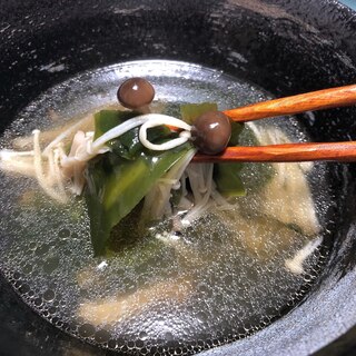 えのきとブナシメジとわかめの中華スープ